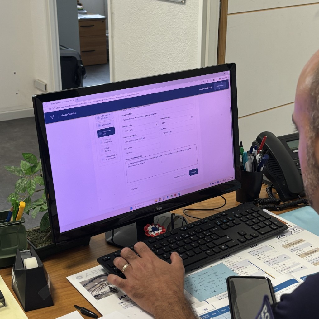 Agent validant un dossier Vantus au poste de police